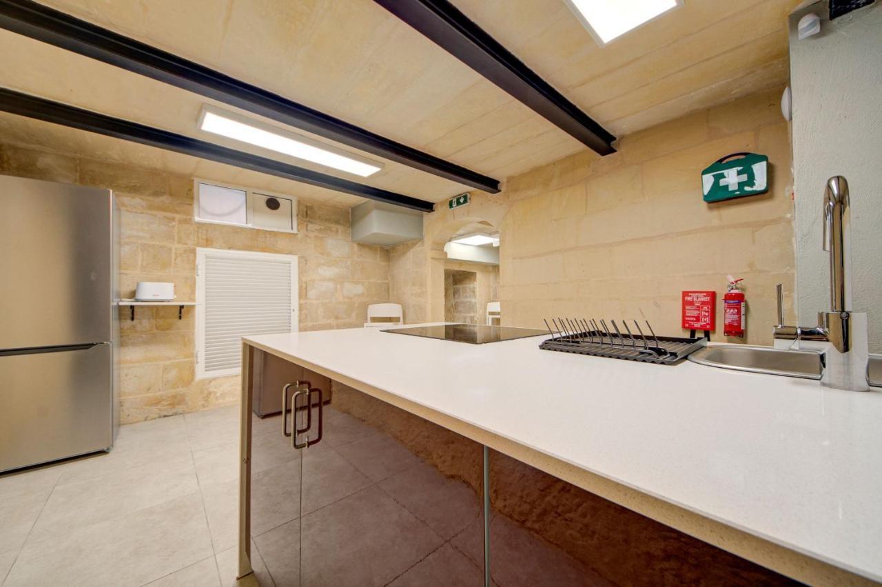 Private Rooms With Bathroom In Valeta Exterior foto