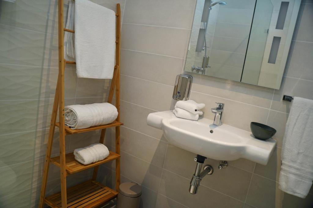 Private Rooms With Bathroom In Valeta Exterior foto