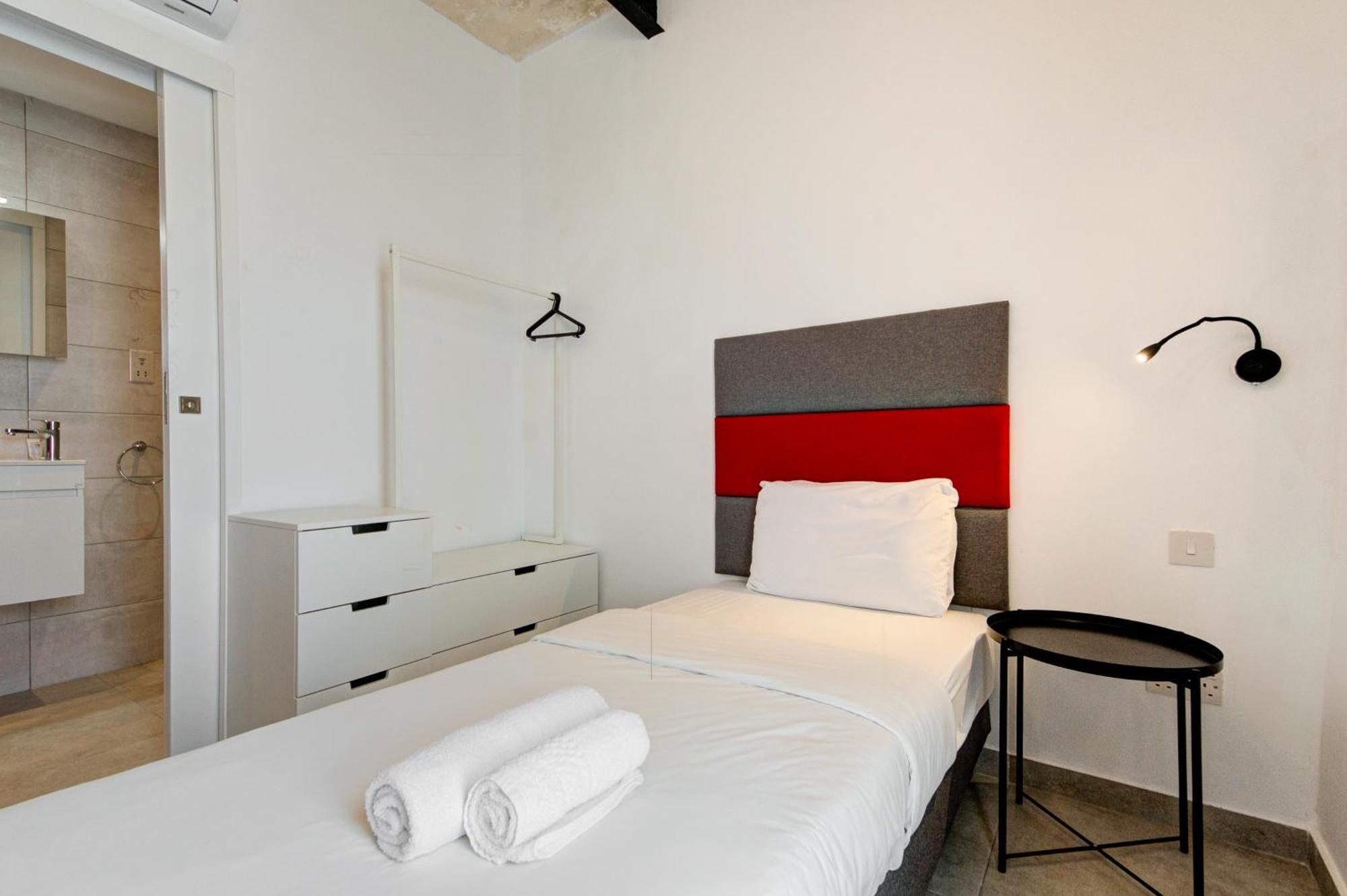 Private Rooms With Bathroom In Valeta Exterior foto